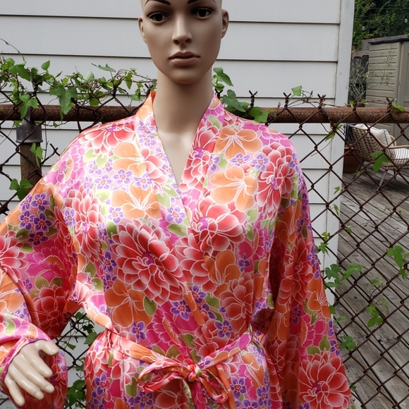 Large Cruz Floral Design Robe - Picture 2 of 5